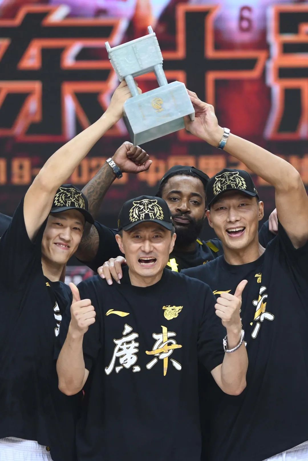 意甲清晨走向成谜，广厦男篮篮板制胜，更衣室稳定，临场指挥获称赞的简单介绍