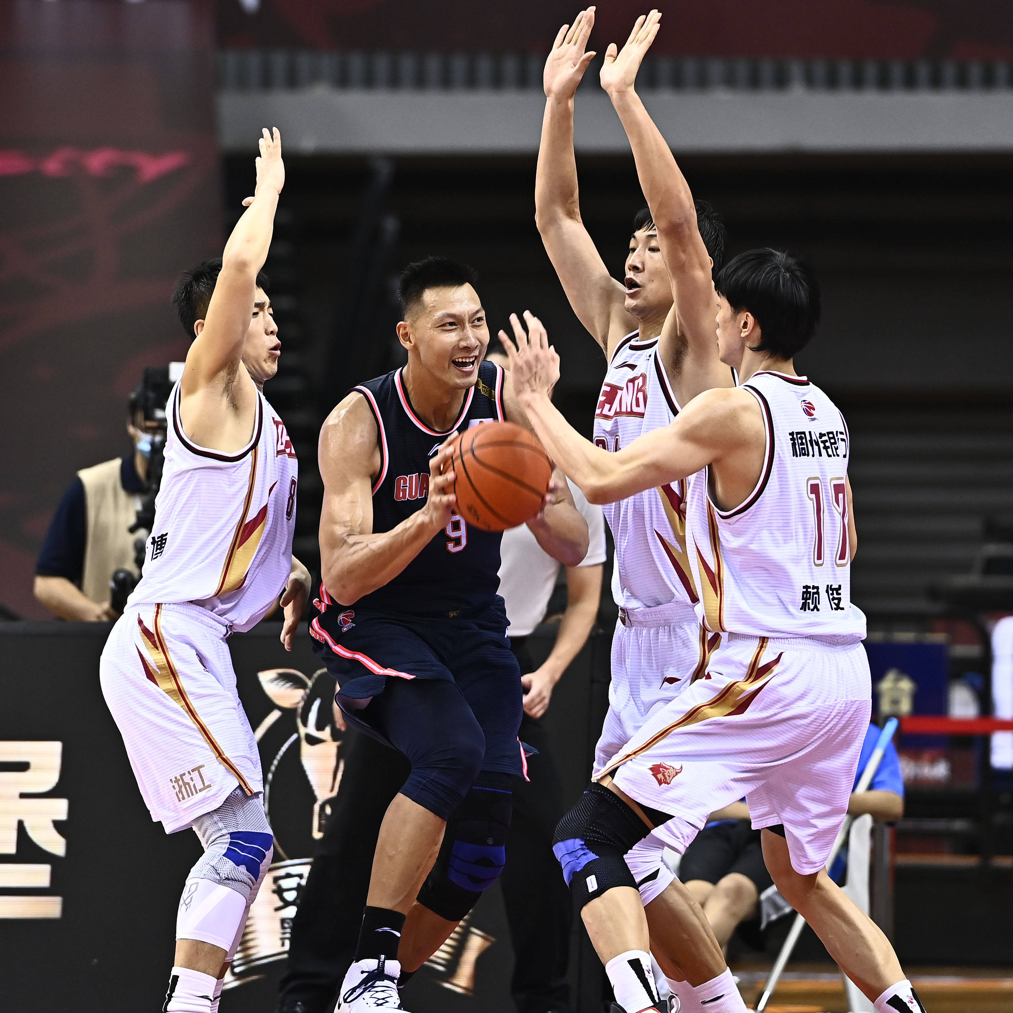 风云突变！新疆广汇赛后完成体检；CBA常规赛版图或变；气氛紧张；临场指挥获称赞 